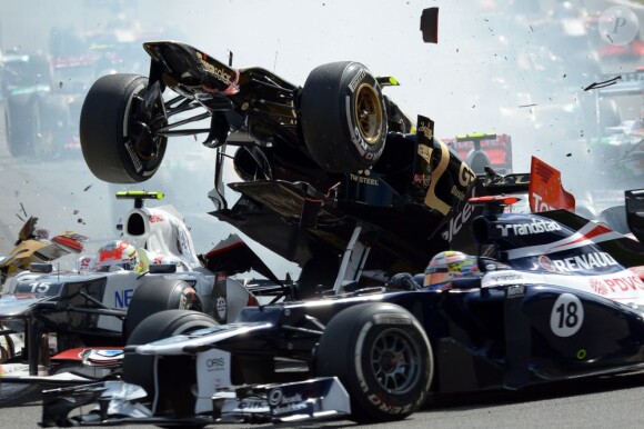 Romain Grosjean est à l'origine d'un spectaculaire accident au départ du Grand Prix de Belgique à Spa-Francorchamps le 2 septembre 2012, mettant hors course Fernando Alonso et Lewis Hamilton