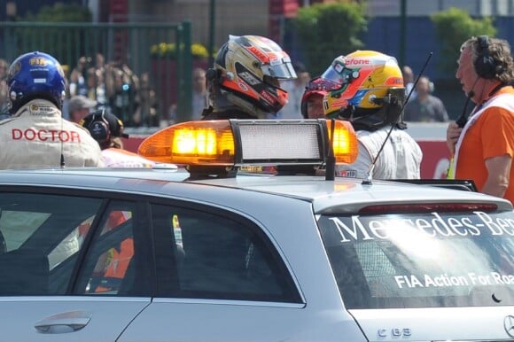 Romain Grosjean et Lewis Hamilton s'expliquent après l'accident provoqué par le Français au départ du Grand Prix de Belgique à Spa-Francorchamps le 2 septembre 2012, mettant également hors course Fernando Alonso