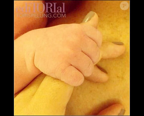 La main de Finn, le bébé de Tori Spelling et Dean McDermott, né le 30 août 2012
