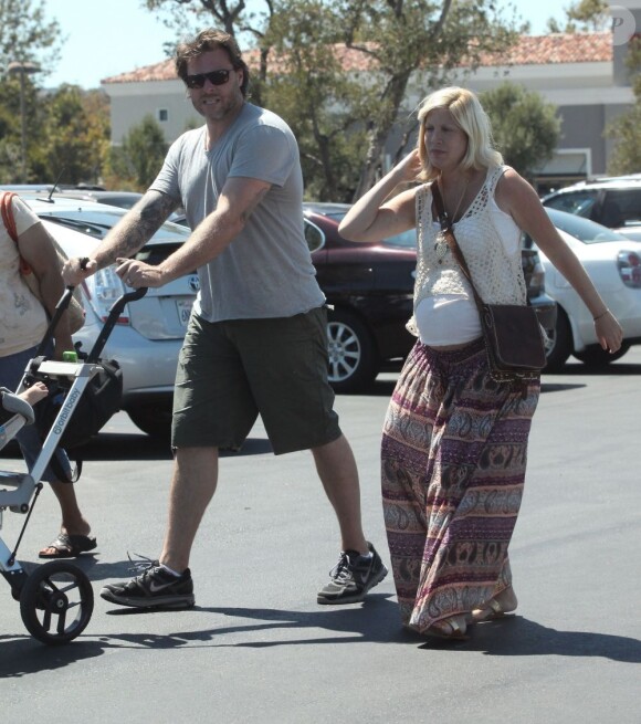 Amoureux mais épuisés, Tori Spelling et son mari Dean McDermott le 5 août 2012 à Los Angeles