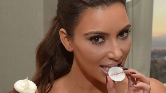 Kim Kardashian, ravie, présente sa nouvelle entreprise : une ligne de maquillage