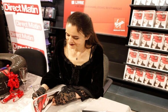 Amélie Nothomb signe son roman au Virgin Saint-Lazare, à Paris, le 5 septembre 2012.
