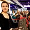Amélie Nothomb reçoit un pneu en cadeau de la part d'admirateurs au look gothique à la signature de son roman Barbe Bleue au Virgin Saint-Lazare, à Paris, le 5 septembre 2012.