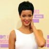 Rihanna, ravissante dans sa robe blanche Adam Selman et des sandales Manolo Blahnik sur le tapis des MTV Video Music Awards 2012 au Staples Center. Los Angeles, le 6 septembre 2012.
