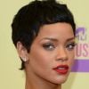Rihanna, star des MTV Video Music Awards 2012, illumine le Staples Center avec sa nouvelle coupe de cheveux et ses lèvres rouges. Los Angeles, le 6 septembre 2012.