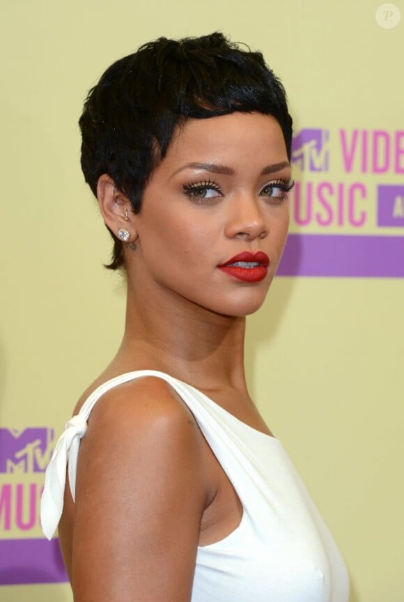 Rihanna, star des MTV Video Music Awards 2012, illumine le Staples Center avec sa nouvelle coupe de cheveux et ses lèvres rouges. Los Angeles, le 6 septembre 2012.