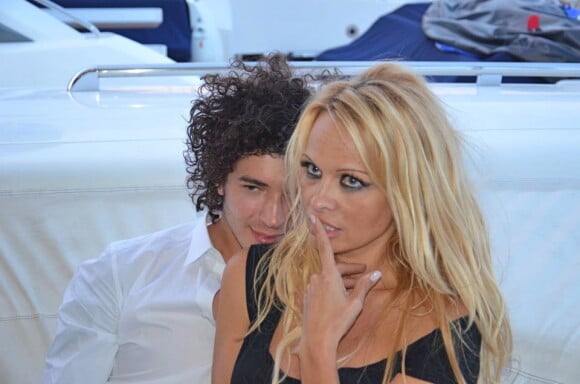 Julian Perretta et Pamela Anderson sur le yacht d'un ami à Cannes - été 2012