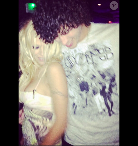 Julian Perretta et Pamela Anderson dansent jusqu'au bout de la nuit en club à Cannes - été 2012