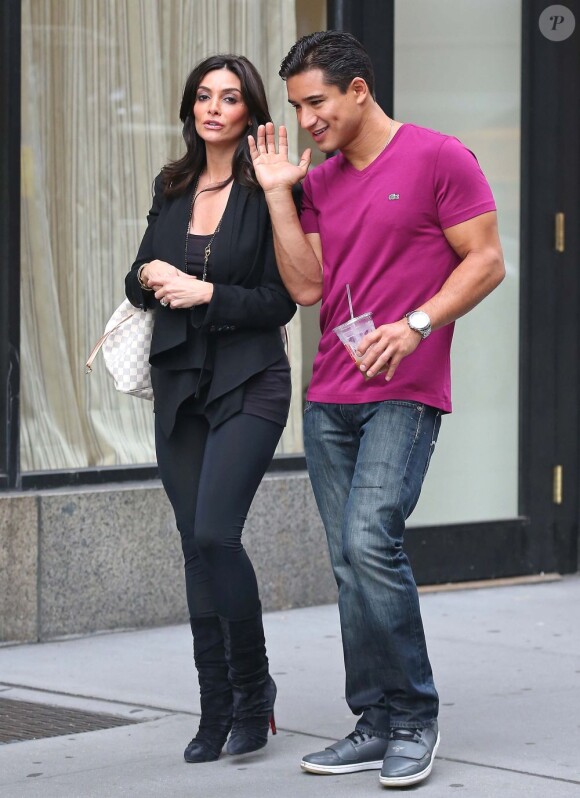 Mario Lopez et sa fiancée Courtney Mazza dans les rues de New York New York, le 6 septembre 2012.