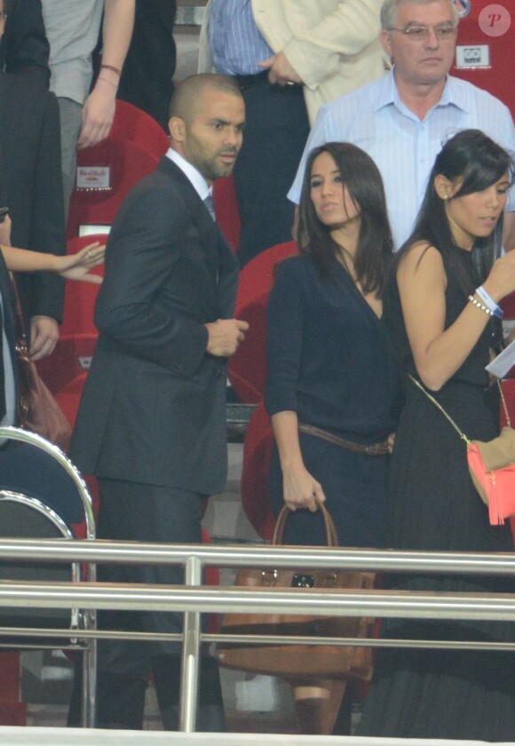 Tony Parker et sa compagne Axelle dans les tribunes du Parc des Princes le 11 août 2012