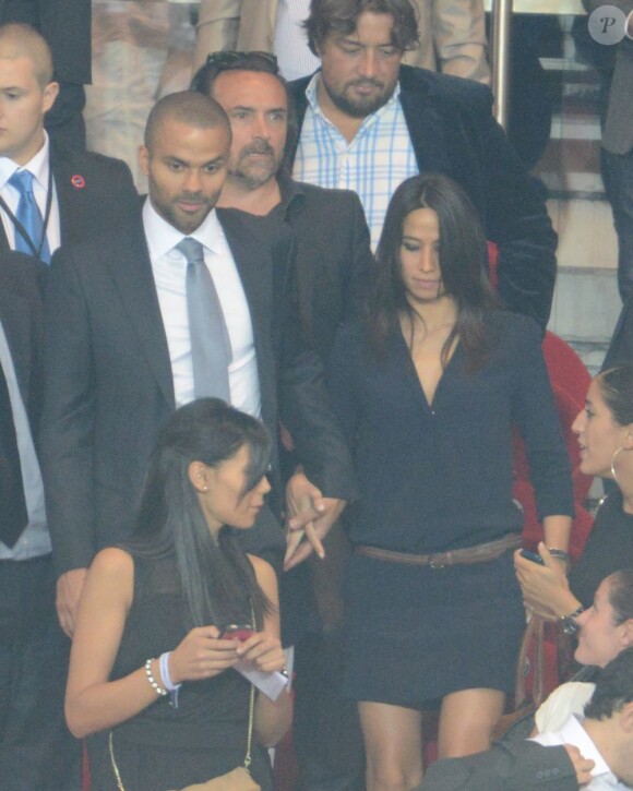 Tony Parker et sa compagne Axelle dans les tribunes du Parc des Princes le 11 août 2012