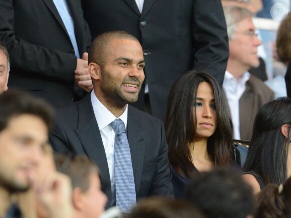 Tony Parker et sa compagne Axelle dans les tribunes du Parc des Princes le 11 août 2012