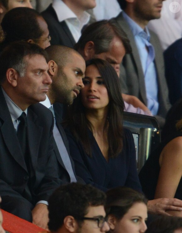 Tony Parker et sa compagne Axelle dans les tribunes du Parc des Princes le 11 août 2012