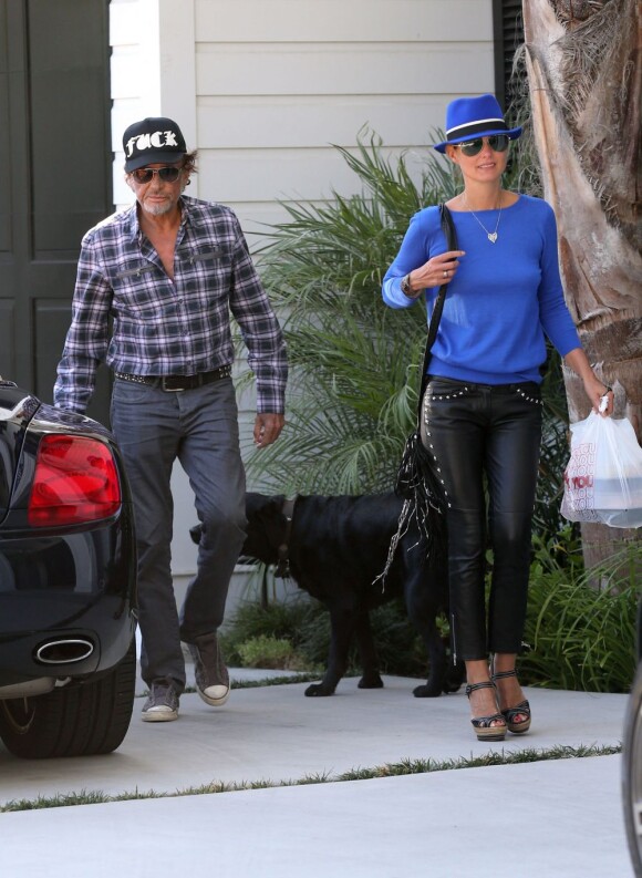 Johnny Hallyday et son épouse Laeticia devant son domicile de Pacific Palisades, Los Angeles, le 7 septembre 2012.