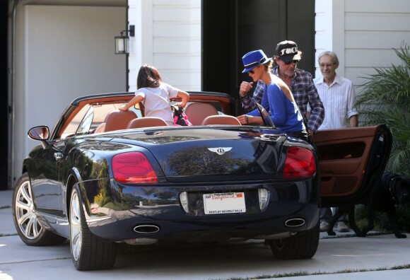 Johnny Hallyday arrive devant son domicile de Pacific Palisades, Los Angeles, le 7 septembre 2012.