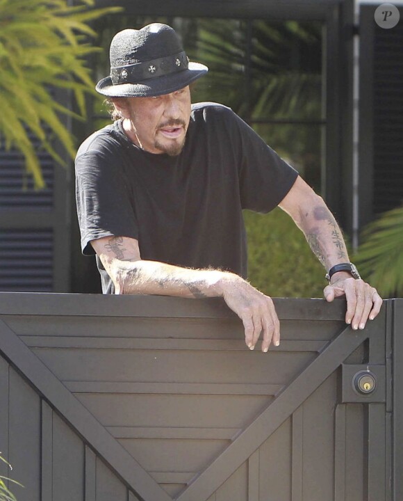 Johnny Hallyday, très souriant, devant sa propriété de Pacific Palisades à Los Angeles, le 9 septembre 2012.