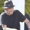 Johnny Hallyday, très souriant, devant sa propriété de Pacific Palisades à Los Angeles, le 9 septembre 2012.