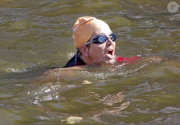 La princesse Maxima des Pays-Bas, très classe dans les canaux d'Amsterdam dans le cadre de l'Amsterdam City Swim, un événement qui vise à sensibiliser le grand public sur la maladie de Charcot le 9 septembre 2012