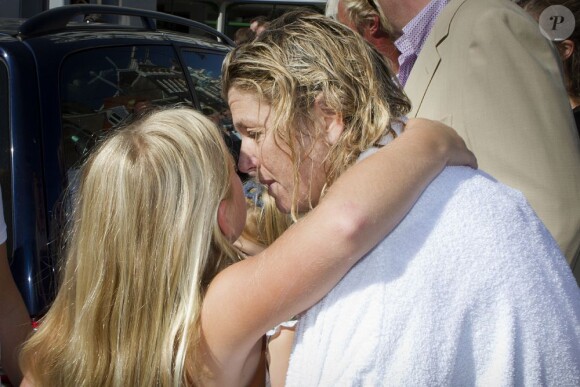 La princesse Maxima des Pays-Bas et sa fille Amalia après avoir nagé dans les canaux d'Amsterdam dans le cadre de l'Amsterdam City Swim, un événement qui vise à sensibiliser le grand public sur la maladie de Charcot le 9 septembre 2012