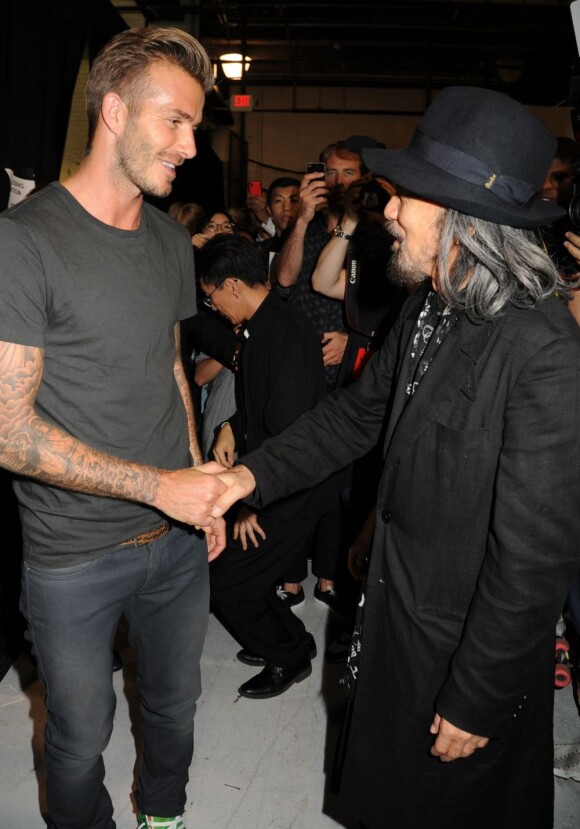 David Beckham et le créateur japonais Yohji Yamamoto dans les coulisses du défilé Y-3 printemps-été 2013. New York, le 9 septembre 2012.