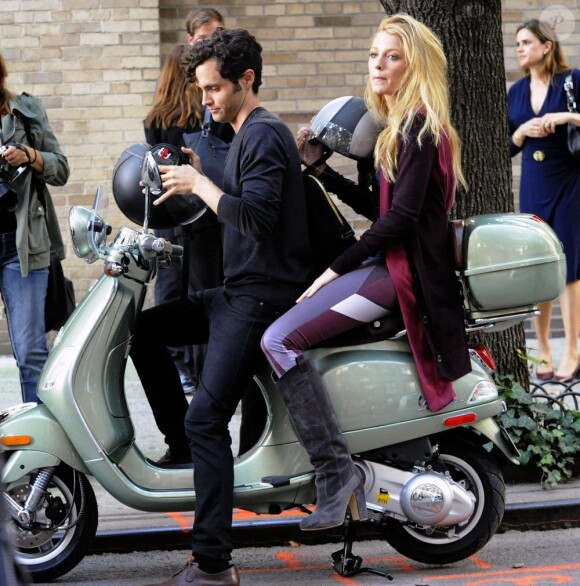 Blake Lively et Penn Badgley à scooter sur le tournage de Gossip Girl. New York, le 28 août 2012.