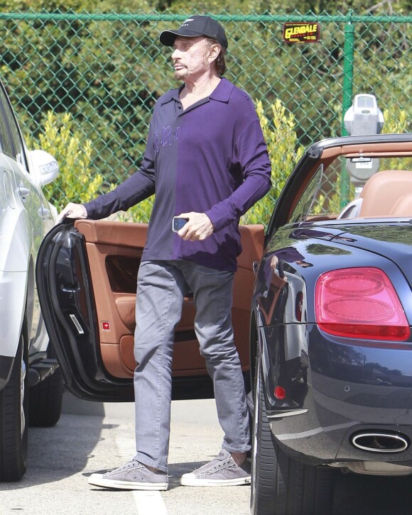 Johnny Hallyday avant son passage chez le coiffeur dans le quartier de Beverly Hills, à Los Angeles, le 10 septembre 2012.