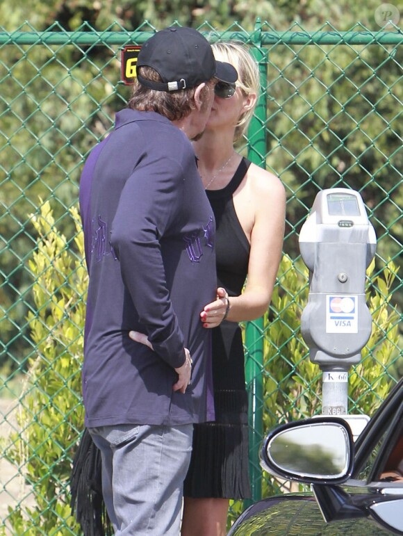 Johnny Hallyday et Laeticia Hallyday échangent un petit bisou avant d'aller chez leur coiffeur, le 10 septembre 2012.