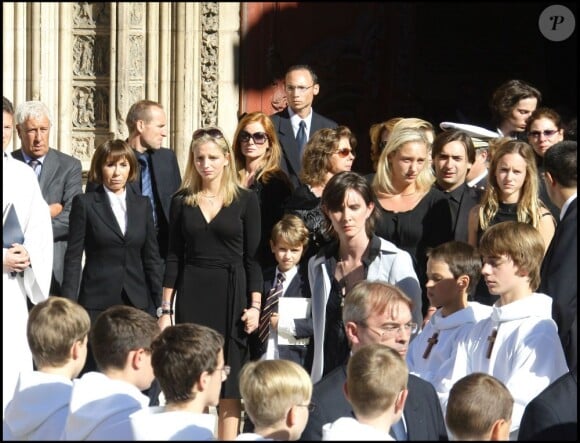 Obsèques de Jacques Martin à Lyon le 20 septembre 2007. Sur cette photo, Céline Martin est un peu en retrait, son fils Clovis tient la main de sa demi-soeur Judith (dont la maman est Cécilia Attias), sa fille Juliette est à droite.