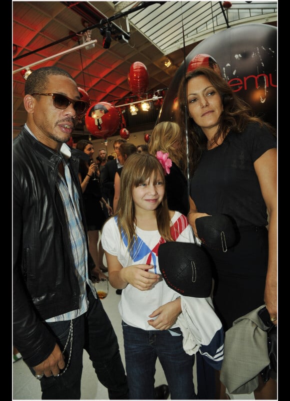 Karole Rocher, en compagnie de l'une de ses filles, aux côtés de son fidèle ami JoeyStarr à Paris le 11 septembre 2012