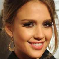 Jessica Alba : Sexy de jour et ravissante de nuit pour recevoir un award