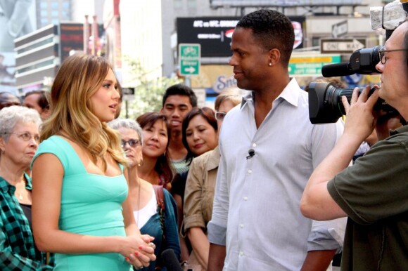 Jessica Alba interviewée en pleine rue par AJ Calloway pour l'émission Extra. New York, le 12 septembre 2012.