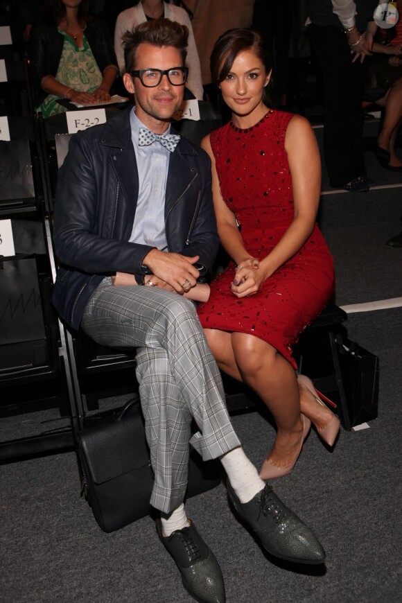 Le styliste Brad Goreski et l'actrice Minka Kelly assistent du premier rang au défilé Jenny Packham printemps-été 2013. New York, le 10 septembre 2012.