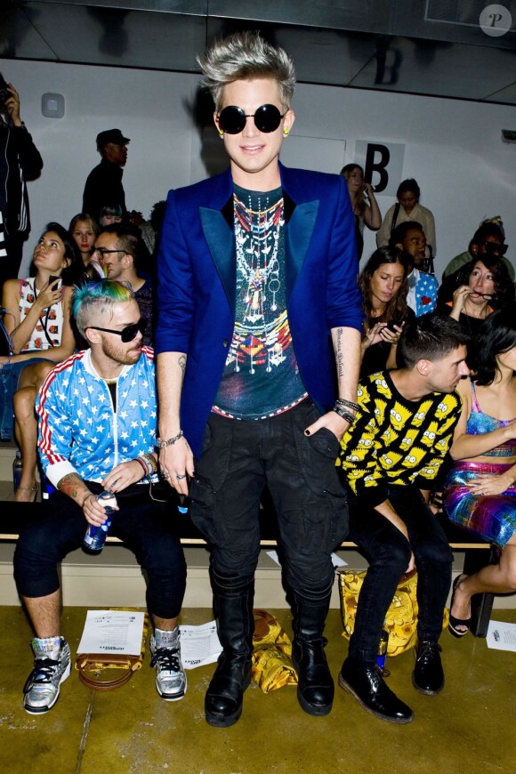 Le chanteur Adam Lambert assiste au défilé printemps-été 2013 de Jeremy Scott dans les studios Milk. New York, le 12 septembre 2012.
