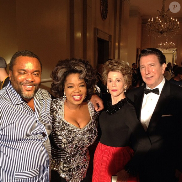 Image postée par Oprah Winfrey sur son compte Twitter illustrant le tournage du film The Butler : le réalisateur Lee Daniels, Oprah, Jane Fonda et Alan Rickman