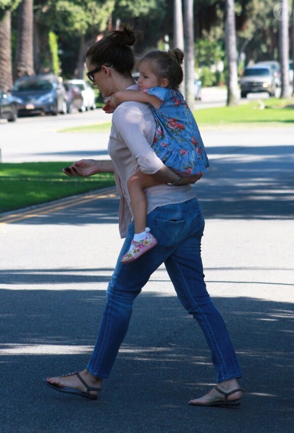 Si Samuel est le bébé dans la famille, c'est Seraphina qui accapare Jennifer Garner. Los Angeles, le 14 septembre.