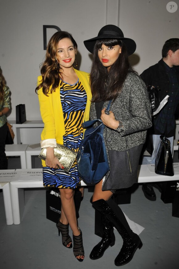 Kelly Brook et Jameela Jamil au défilé Zoe Jordan. Fashion Week de Londres, le 14 septembre 2012.