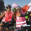 Sylvie Tellier et sa maman Annick prennent part à la randonnée cycliste organisée dans le cadre de l'opération Toutes à Paris, le dimanche 16 septembre 2012.