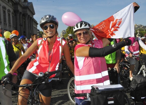 Sylvie Tellier et sa maman Annick prennent part à la randonnée cycliste organisée dans le cadre de l'opération Toutes à Paris, le dimanche 16 septembre 2012.