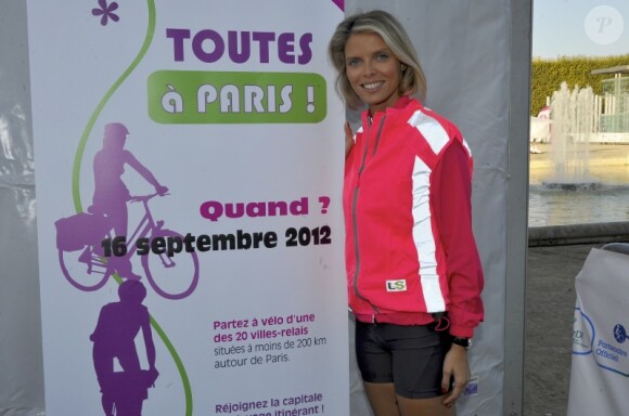 Sylvie Tellier pose à l'occasion de la randonnée cycliste organisée dans le cadre de l'opération Toutes à Paris, le dimanche 16 septembre 2012.