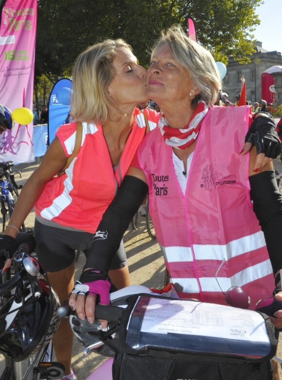 Baiser entre Sylvie Tellier et sa maman Annick, à la randonnée cycliste organisée dans le cadre de l'opération Toutes à Paris, le dimanche 16 septembre 2012.