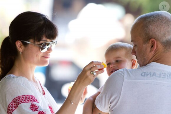 Selma Blair avec son ex-compagnon Jason Bleick et leur fils Arthur dans les rues de Los Angeles.