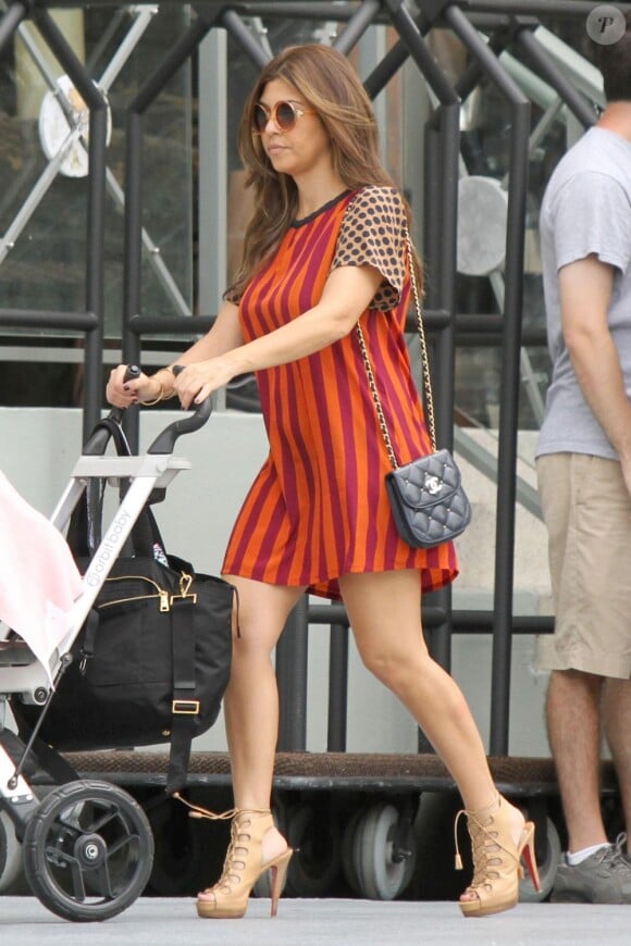 Kourtney Kardashian arrive à la boutique D.A.S.H avec sa fille Penelope en poussette. Miami, le 16 septembre 2012.