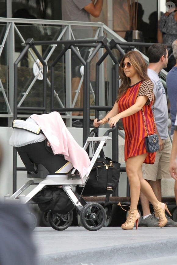 Kourtney Kardashian arrive à la boutique D.A.S.H avec sa fille Penelope en poussette. Miami, le 16 septembre 2012.