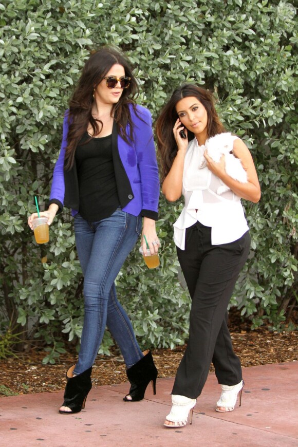 Khloe et Kim Kardashian, sur leur 31, filment les séquences de leur émission Keeping Up With The Kardashians. Miami, le 16 septembre 2012.