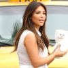 Kim Kardashian tient dans les mains son adorable chat nommé Mercy, titre d'une chanson de son petit ami Kanye West. Miami, le 1 6septembre 2012.