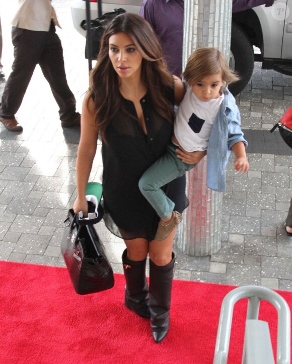 Kim Kardashian et son neveu Mason Disick à leur arrivée à Miami. Le 15 septembre 2012.