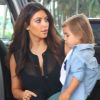 Kim Kardashian et son neveu Mason Disick à leur arrivée à Miami. Le 15 septembre 2012.