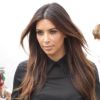 Kim Kardashian, sexy en chemise noire, jupe en cuir et sandales Tom Ford. Miami, le 16 septembre 2012.