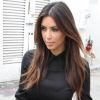 Kim Kardashian, sexy en chemise noire, jupe en cuir et sandales Tom Ford. Miami, le 16 septembre 2012.