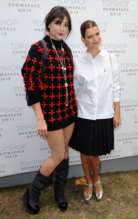 Daisy Lowe et Pixie Geldof assistent au défilé Unique printemps-été 2013 au Topshop Space. Londres, le 16 septembre 2012.